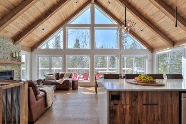 На фото показан объект Pine Tree Lodge, расположенный в городе Saint-Rémi-dʼAmherst.