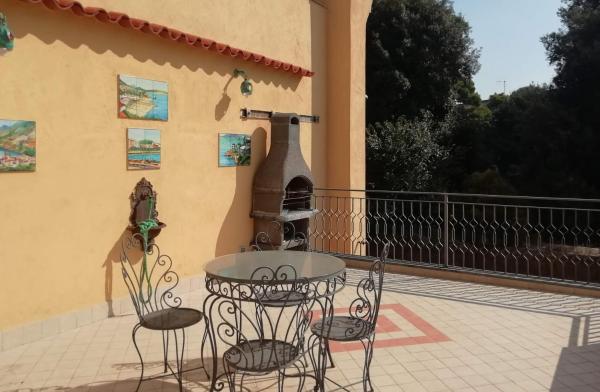 En la foto se muestra el objeto Casa Verde ubicado en la ciudad de Nápoles.