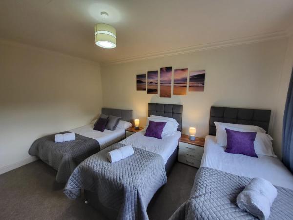 The photo shows the Large 3 bed, great for contractors, with private parking located in the city of Provanmill.