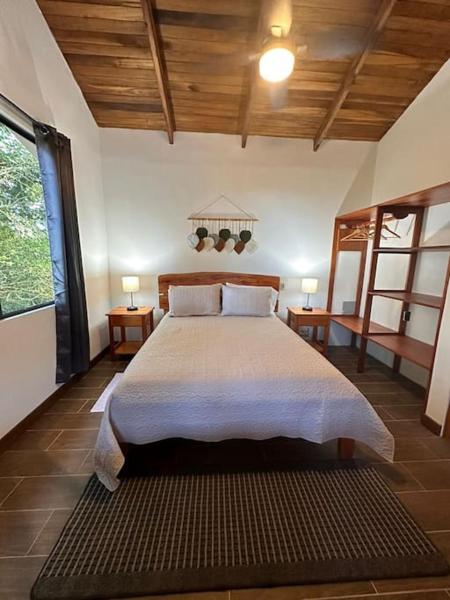 На фото показан объект Cabañas Areno Lodge., расположенный в городе San Antonio.