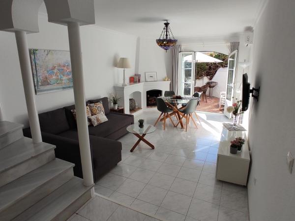 Στη φωτογραφία φαίνεται το αντικείμενο Residencial los Pinos 3 που βρίσκεται στην πόλη Nerja.