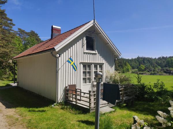 Na zdjęciu widoczny jest obiekt 19th-century cottage on the Swedish West Coast położony w mieście Fjällbacka.