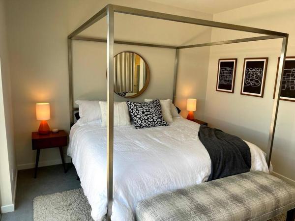 A la foto es mostra l'objecte Beautiful Pearl Street Condo--30 day minimum stay situat a la ciutat de Boulder.