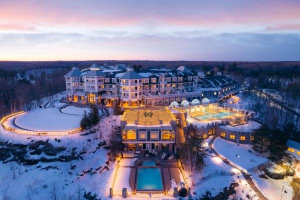 På bildet vises objektet JW Marriott The Rosseau Muskoka Resort & Spa som ligger i byen MacTier.