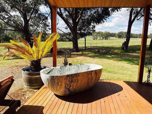 The photo shows the Lima Lodge located in the city of Warrenbayne.