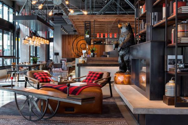 Na zdjęciu widoczny jest obiekt MOXY Seattle Downtown położony w mieście Seattle.