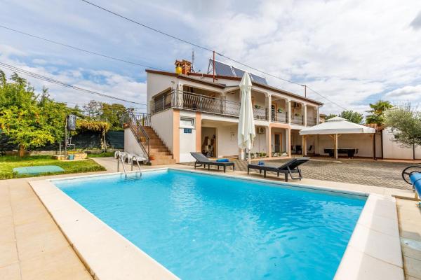 A la foto es mostra l'objecte CASA Etruscana situat a la ciutat de Poreč.