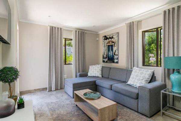 Auf dem Foto ist das Objekt Modern 1 bedroom non-seafacing unit on luxury golf estate in der Stadt Knysna zu sehen.