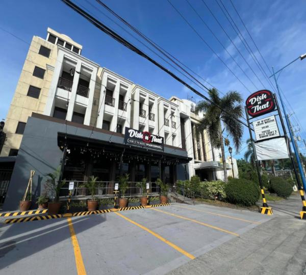 Na foto é possível ver o objeto Bliss Hotel San Fernando Pampanga City localizado na cidade de Del Rosario.
