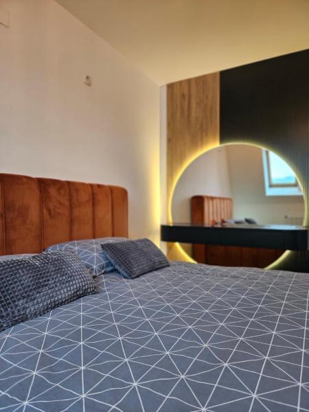 A la foto es mostra l'objecte Apartman MAA situat a la ciutat de Tuzla.