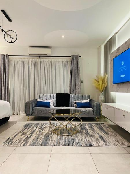 照片显示了位于Okponglo市的The Signature Apartments物件。