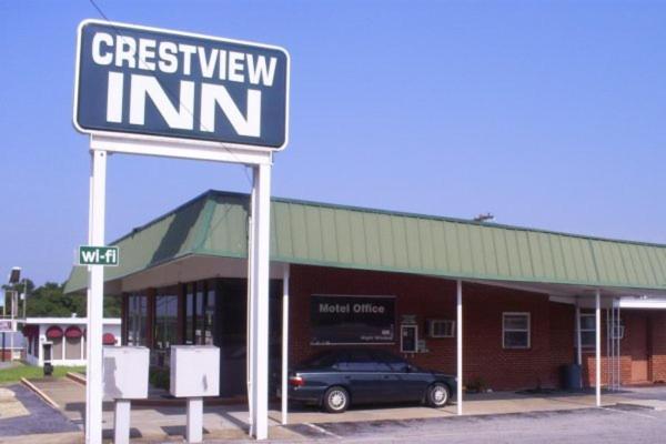 Na zdjęciu widoczny jest obiekt Crestview Inn położony w mieście Bradley.