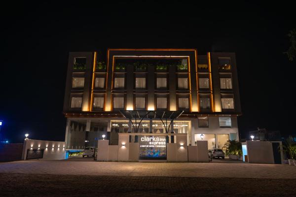Auf dem Foto ist das Objekt Clarks inn Express Ayodhya in der Stadt Ayodhya zu sehen.