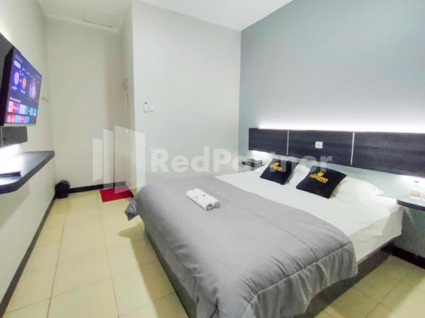 写真にはSidanegara市にあるThe Paragon Hotel Cilacap Redpartnerが写っています。