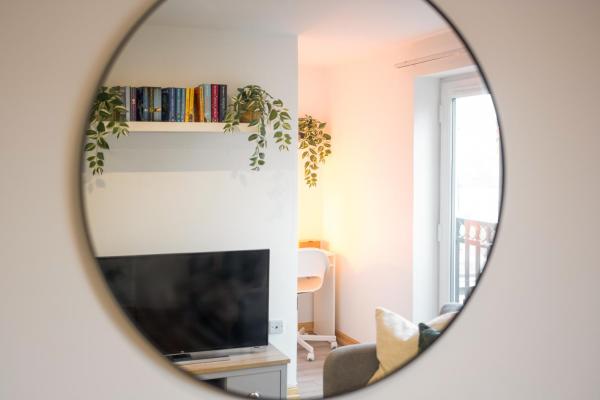 Large, newly renovated, three bedroom TOWN CENTRE split level apartment with free parking, sleeps seven - Walking distance to beach photo 4