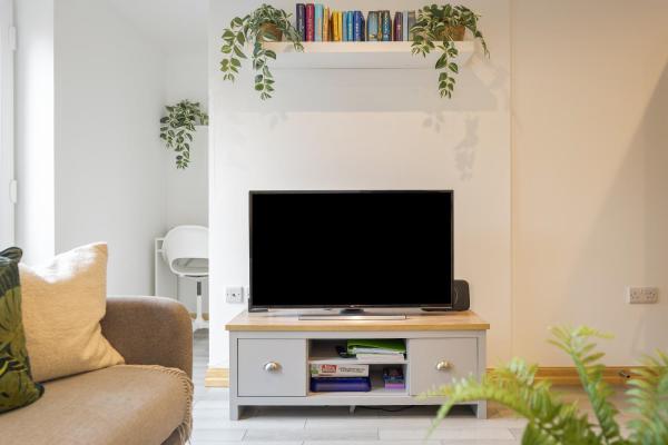 Large, newly renovated, three bedroom TOWN CENTRE split level apartment with free parking, sleeps seven - Walking distance to beach photo 3