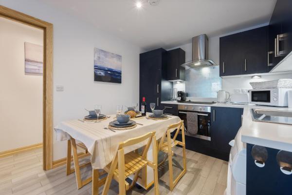 Large, newly renovated, three bedroom TOWN CENTRE split level apartment with free parking, sleeps seven - Walking distance to beach photo 6
