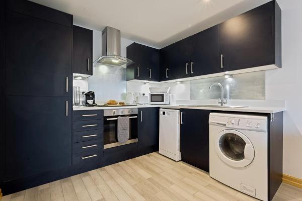 Large, newly renovated, three bedroom TOWN CENTRE split level apartment with free parking, sleeps seven - Walking distance to beach photo 8