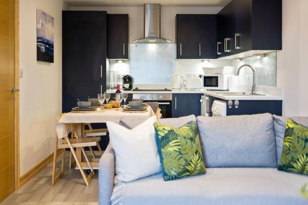 Large, newly renovated, three bedroom TOWN CENTRE split level apartment with free parking, sleeps seven - Walking distance to beach photo 7