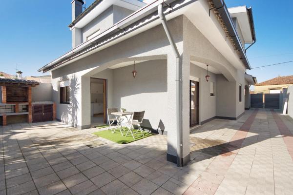 The photo shows the Gilove House located in the city of Terroso.