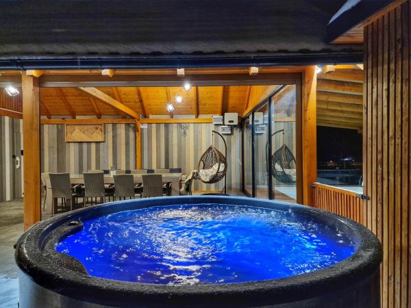 På billedet ses objektet Nad Zalew dom z basenem letnim, jacuzzi i sauną, jezioro i trasa Velo Czorsztyn w pobliżu beliggende i byen Sromowce Wyżne.