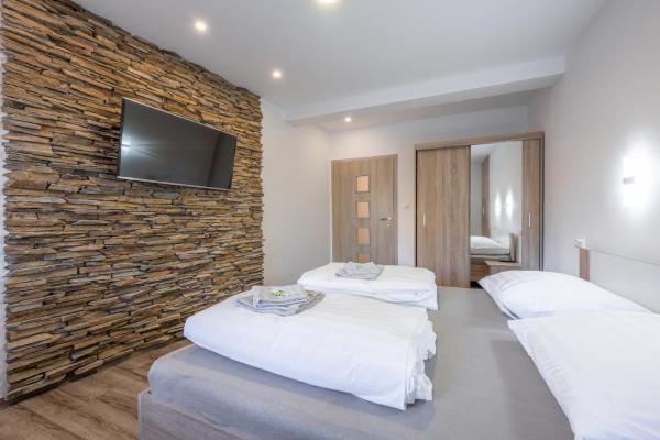 The photo shows the Apartmán Karin located in the city of Cejle.