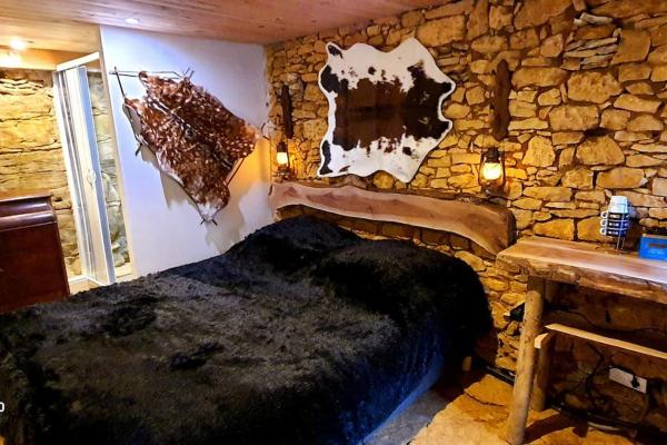 A la foto es mostra l'objecte Chambre rupestre indépendante dans gite du XVIII situat a la ciutat de Turnac.