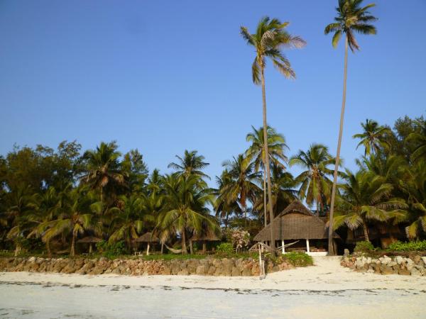 The photo shows the Paradise Beach Bungalows located in the city of Kiganga.
