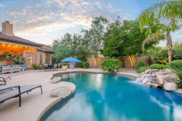 A la foto es mostra l'objecte Game Room, Heated Pool, Fire Pit, Bbq, More situat a la ciutat de Phoenix.