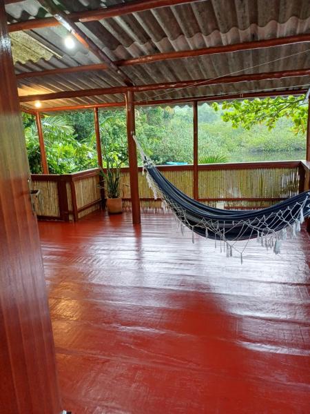 The photo shows the Praia Grande da Cajaíba located in the city of Paraty.