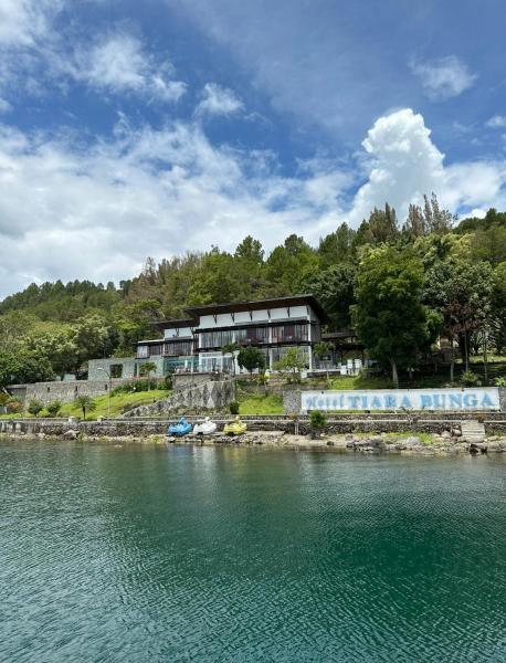 På billedet ses objektet Tiara Bunga Hotel & Villa beliggende i byen Muara.