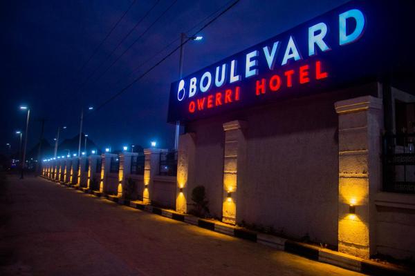 The photo shows the Boulevard Owerri Hotel located in the city of Irete.