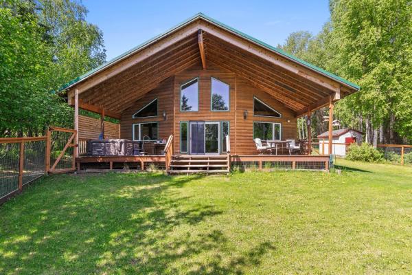 Auf dem Foto ist das Objekt Wasilla Spruce Moose Cabin Lakefront and Hot Tub! in der Stadt Houston zu sehen.