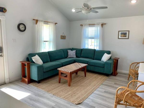 A la foto es mostra l'objecte Modern 3BR w/ Huge Deck - Walk to beach! situat a la ciutat de Surfside Beach.