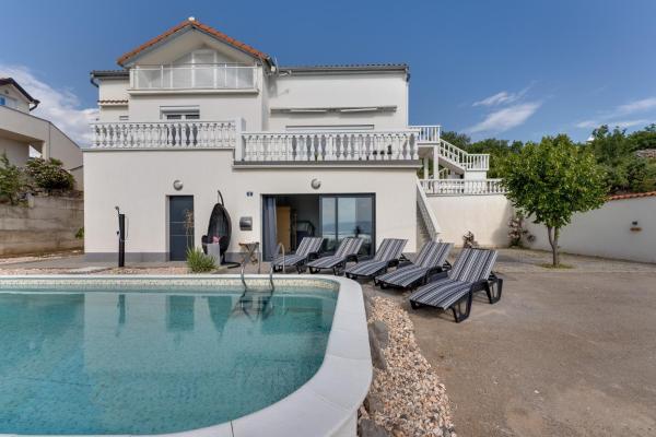 Op de foto is het object Villa with a beautiful panoramic view and a swimming pool- by Traveler tourist agency Krk ID 2397 te zien, gelegen in de stad Senj.