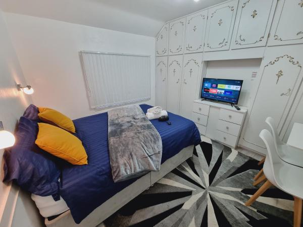 Luxury double bed with Private Bathroom, NETFLIX, work space and WiFi, Leeds