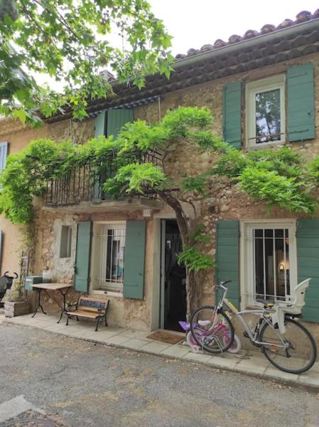 Na zdjęciu widoczny jest obiekt Charmante maison de village provençale 85 m2 położony w mieście Aix-en-Provence.