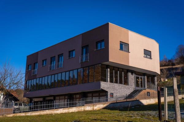 A la foto es mostra l'objecte Ema, Asja, Eda Apartments situat a la ciutat de Jazvine.