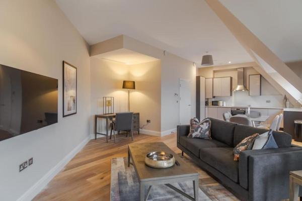 A la foto es mostra l'objecte Spacious Luxury Penthouse, 2BR, Private Parking - By Tempstay situat a la ciutat de Windsor.