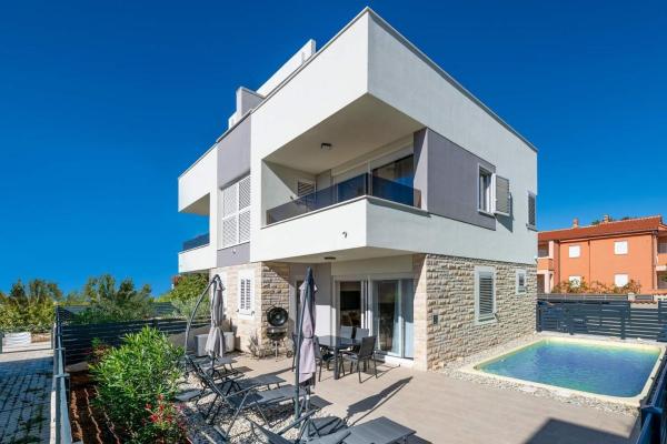 A la foto es mostra l'objecte Villa Valencan 3 situat a la ciutat de Peroj.