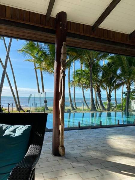 The photo shows the BALA Beach House on ABSOLUTE Beachfront located in the city of Cooya Beach.