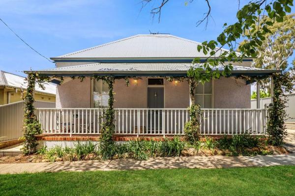 The photo shows the RoseBerne Cottage located in the city of Bathurst.