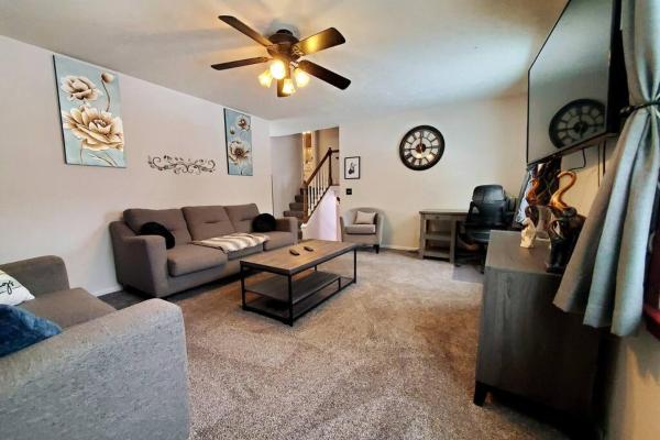 Nella foto è visibile l'oggetto Maple. Pleasant 4 bedroom house with pool situato nella città di Omaha.