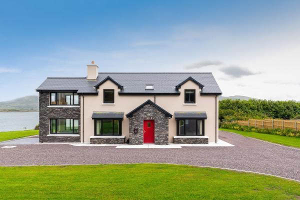 En la foto se muestra el objeto Luxury 4 bedroom holiday home overlooking the sea on Valentia Island ubicado en la ciudad de Knights Town.