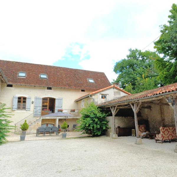A la foto es mostra l'objecte Big 4 bedroom property in the grounds of a Chateau situat a la ciutat de Lusignac.