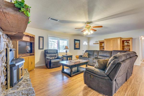 A la foto es mostra l'objecte Searcy Retreat Home Near Little Red River situat a la ciutat de Bald Knob.