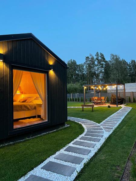 На фото показан объект Romantic Holiday House Nandi Rezidence Janupietis, расположенный в городе Mellupi.