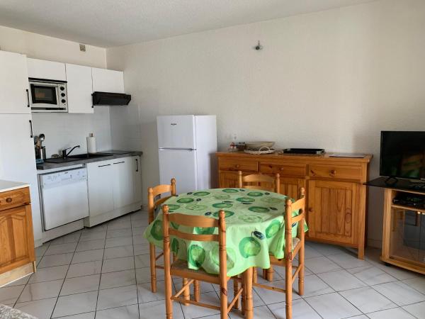 A la foto es mostra l'objecte Charmant T2 à 2 pas de la plage avec terrasses, parking et local vélo – 5 pers, ménage inclus - FR-1-319-435 situat a la ciutat de Biscarrosse.