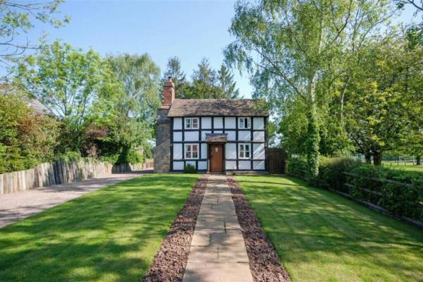 A la foto es mostra l'objecte Log- burner, Hot tub with woodland views Walking trails and local pub on your doorstep! Popular walking trails nearby-Malvern Hills and the Brockhampton Estate- Peaceful village on the border of Hereford and Worcester situat a la ciutat de Worcester.