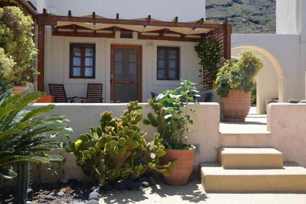 A la foto es mostra l'objecte Absolute peace north villa by the volcanic slopes situat a la ciutat de Imerovigli.
